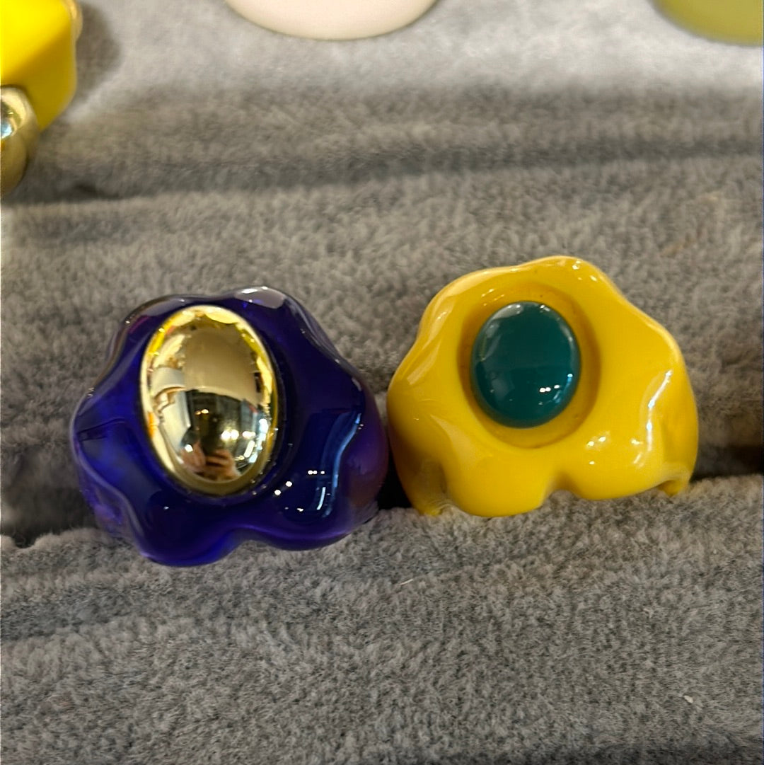 Anillo acrílico ovalo dorado centro