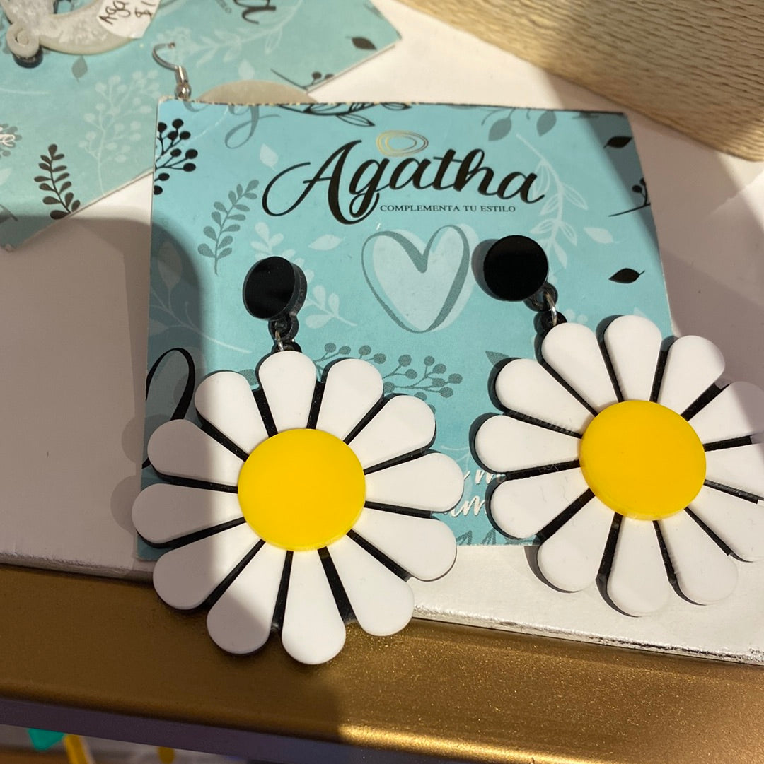 375 Aretes acrilicos margaritas blancas y girasol