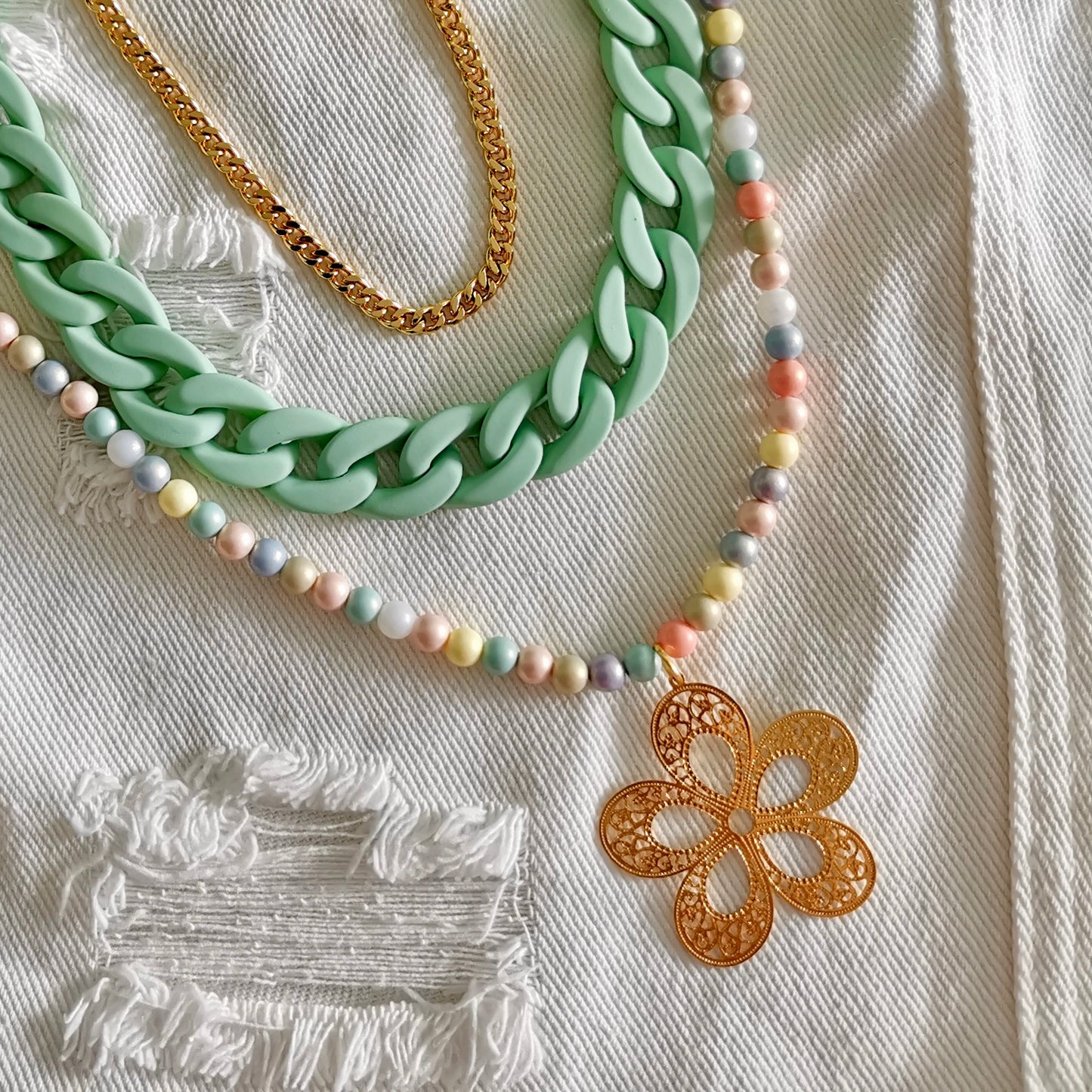 Collar bolas acrílicas multicolor con dije de flor m