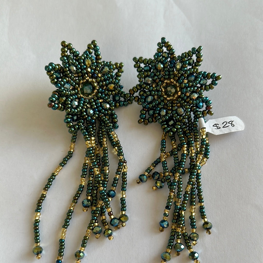 297 Arete flor doble y tiras mostacilla verde