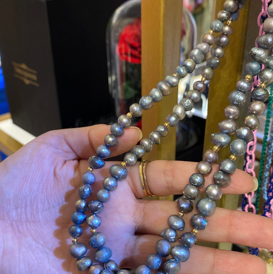 Collar de perlas moradas oscuras mediana