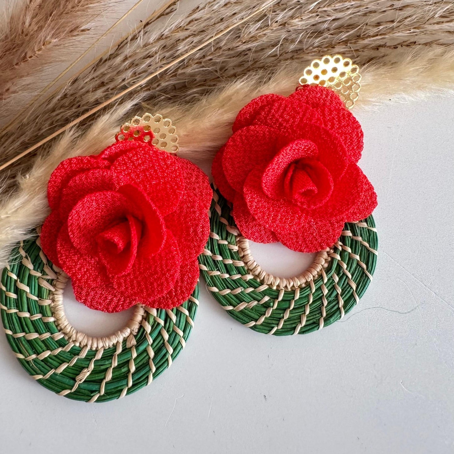 Aretes de Palma de Iraca Verde y Flor Roja – Hechos a Mano