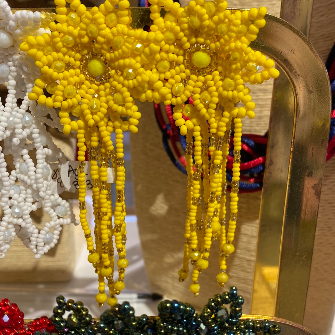 303 Aretes Flor doble y tiras mostacilla amarillo