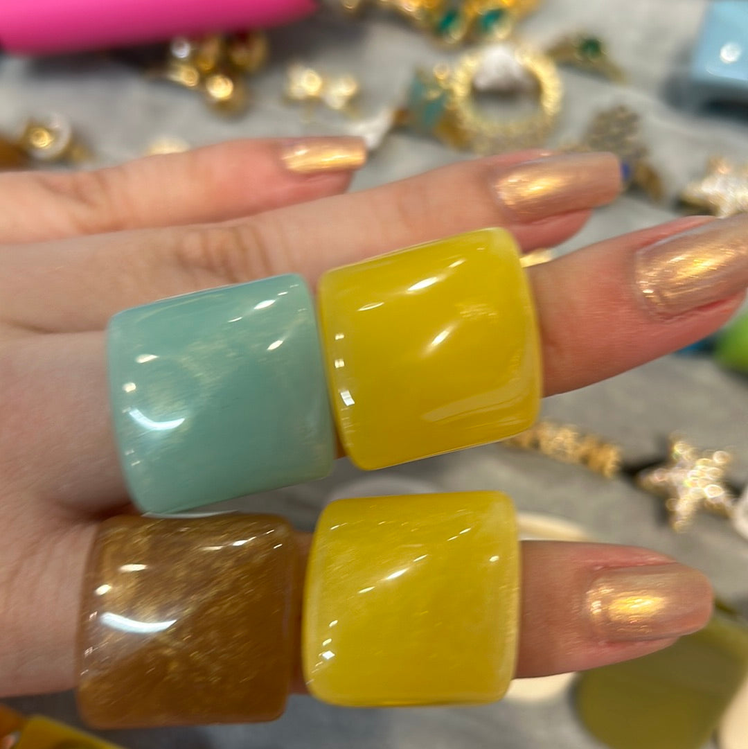 Anillo acrílico cuadrado colores transparentes y glitter