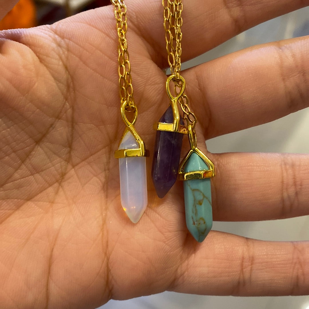 Cadenita con dije de cuarzo en transparente, turquesa y morado