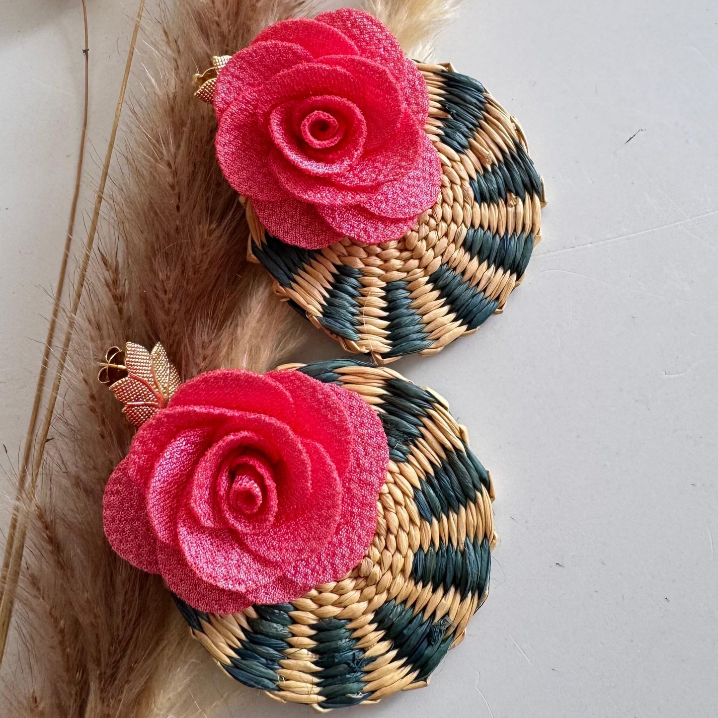 Aretes de Palma de Iraca y Flor Rosa – Hechos a Mano