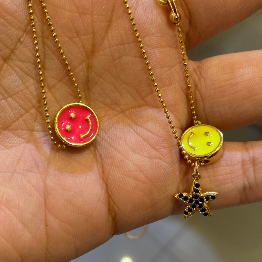 Cadenitas de rodio con dijes de carita feliz