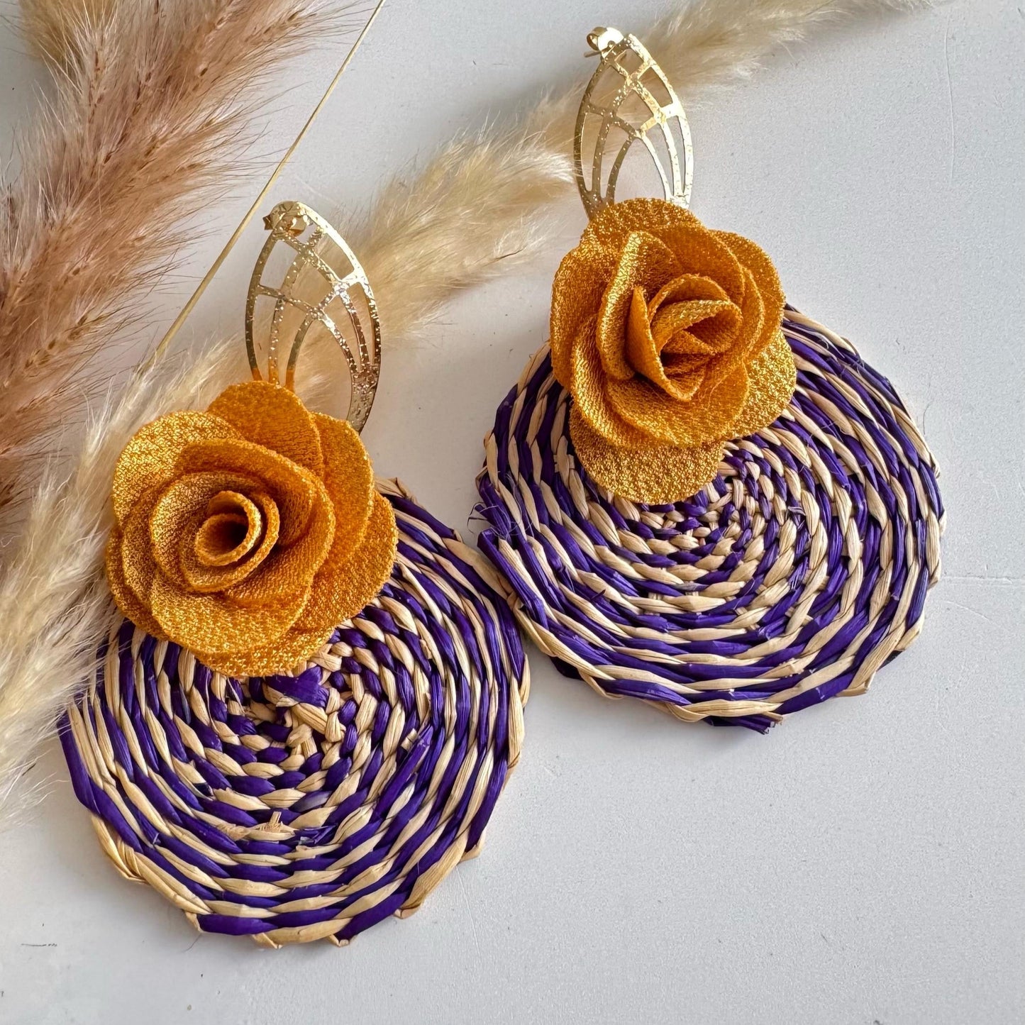 Aretes de Palma de Iraca Flor Mostaza – Arte y Elegancia Hechos a Mano