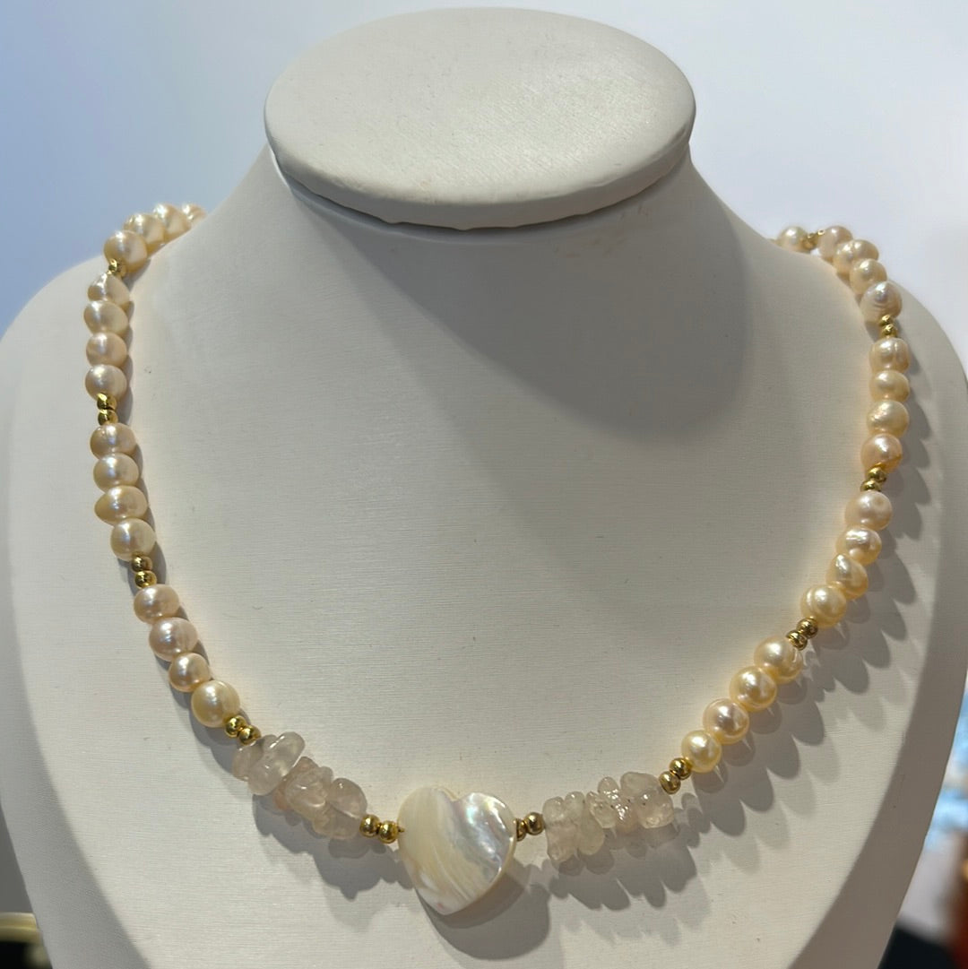 396 Collar de perlas nácar con balines de goldfilled y dije de corazón