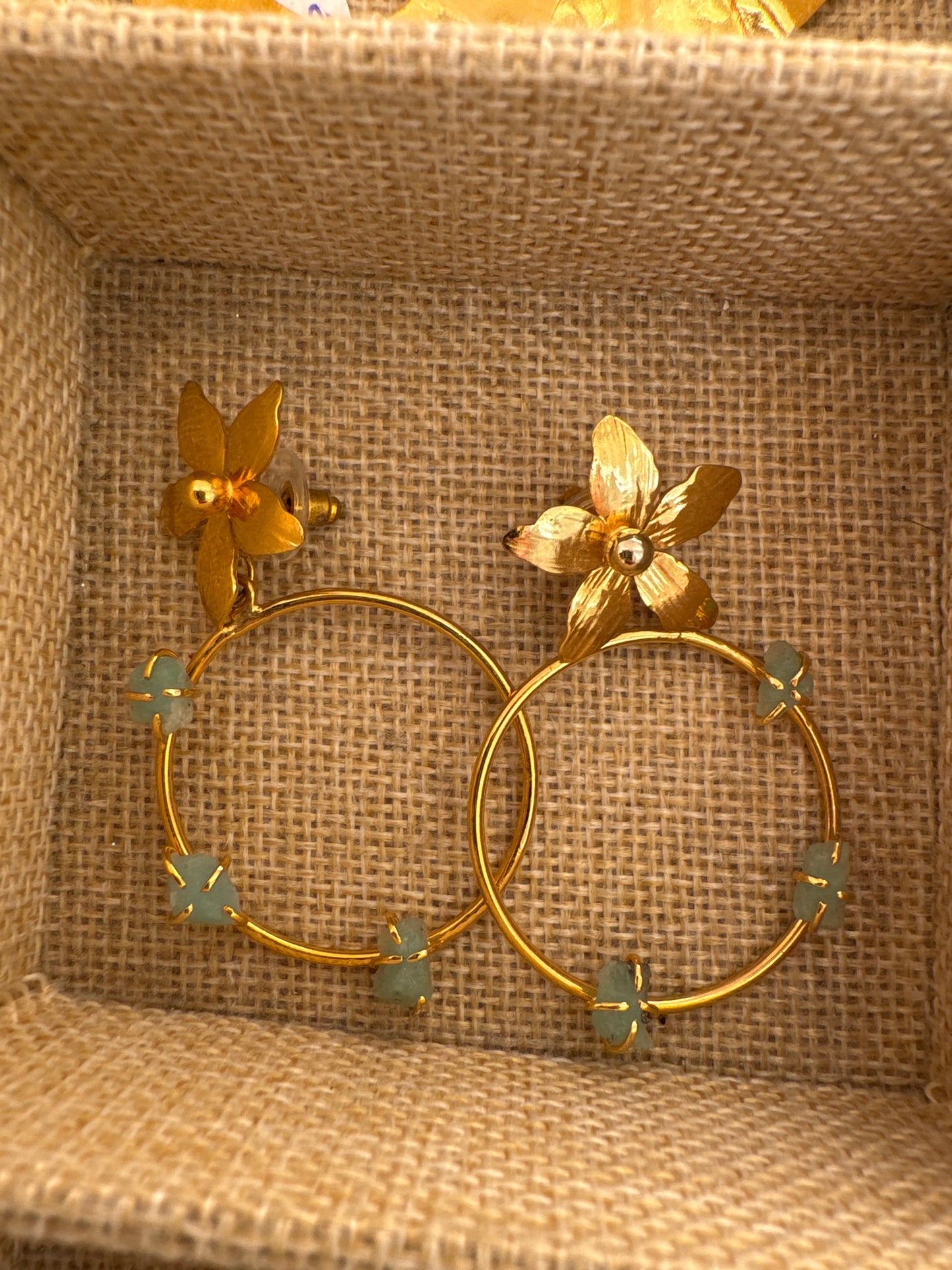 AG721 Aretes orfebrería flor y Esmeraldas