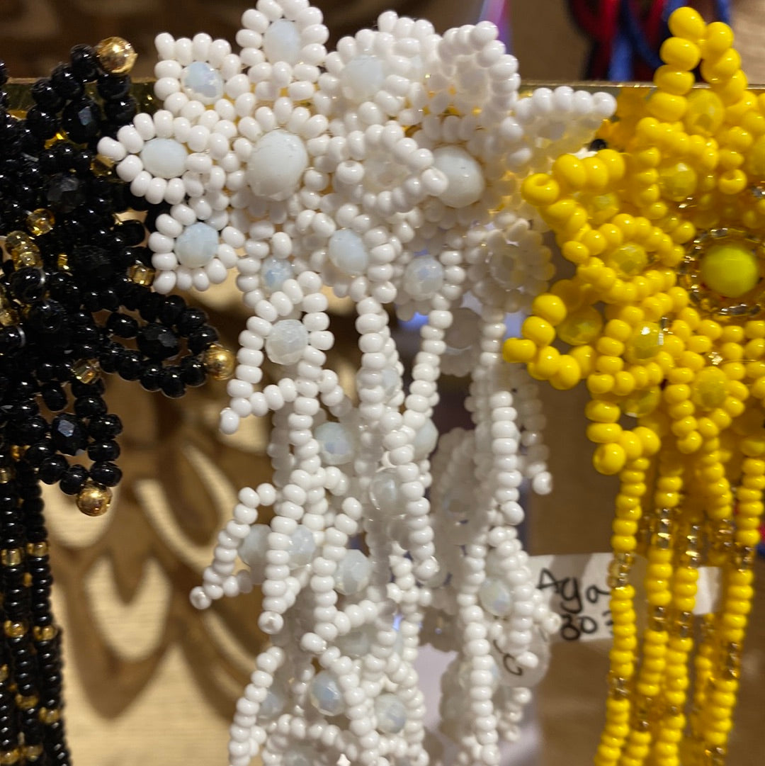 414 Aretes flor con tiras hojas mostacilla blanco/rojo