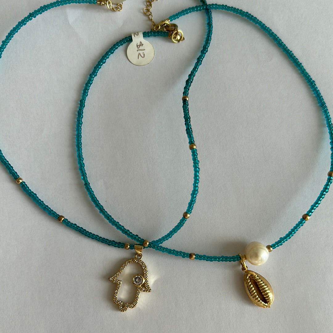 Cadenita mostacilla y dijes