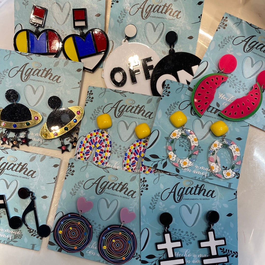 386 Aretes acrilicios Black&white, nota musical, onoff, signos suma, helado, corazon colores, nave espacial, signos, sandia etc