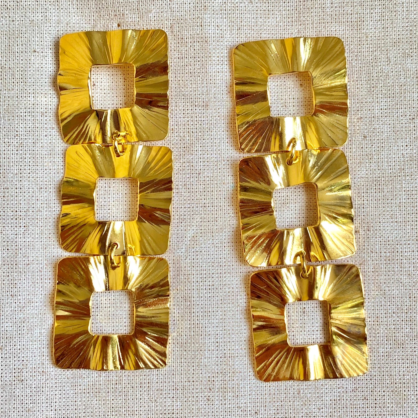 Aretes Texturizados Triple Cuadro Orfebrería / Oro