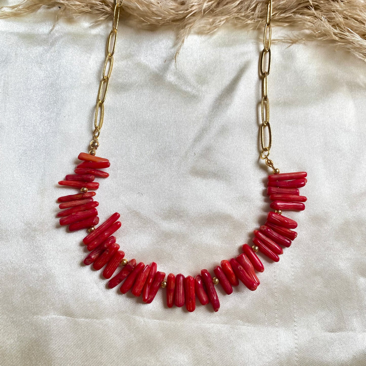 Cadena con estacas de madera rojos