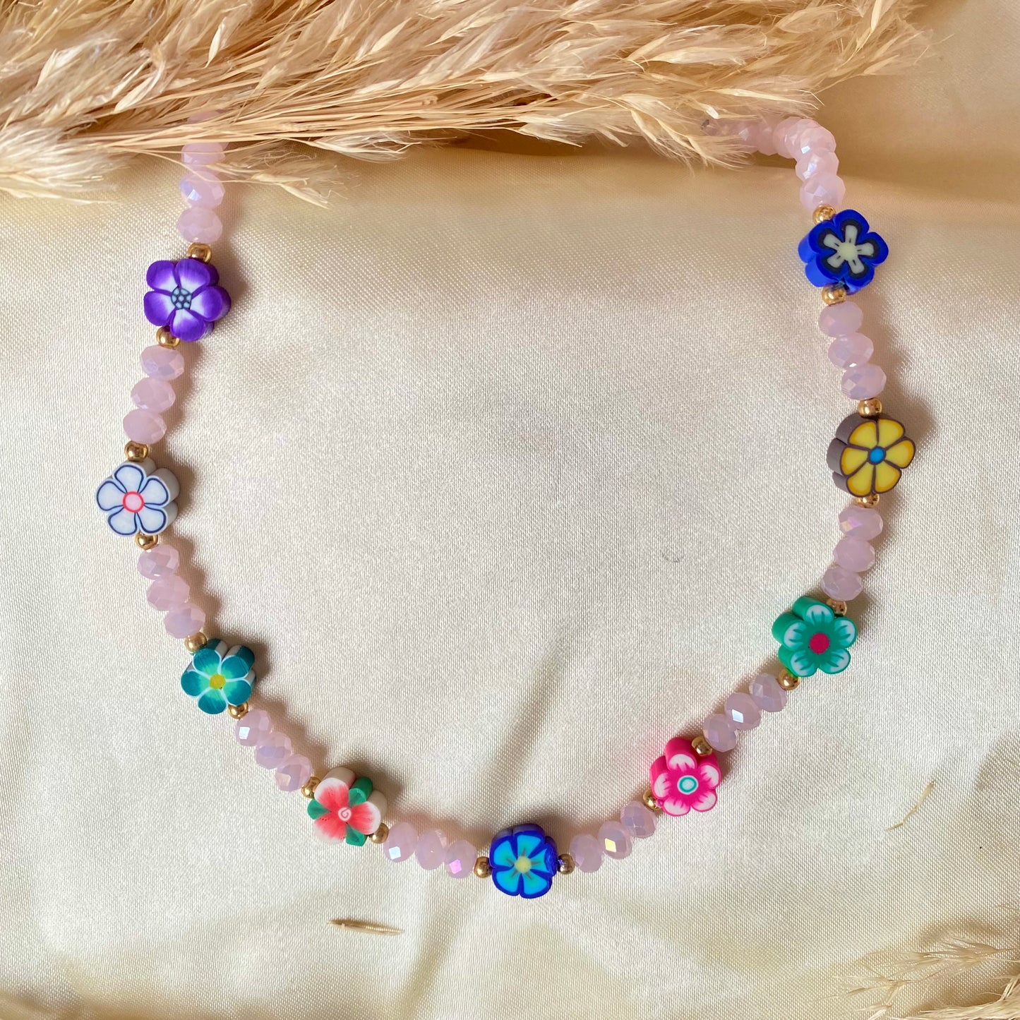 177 Choker cristales rosado + fimu de flores+ balines dorados