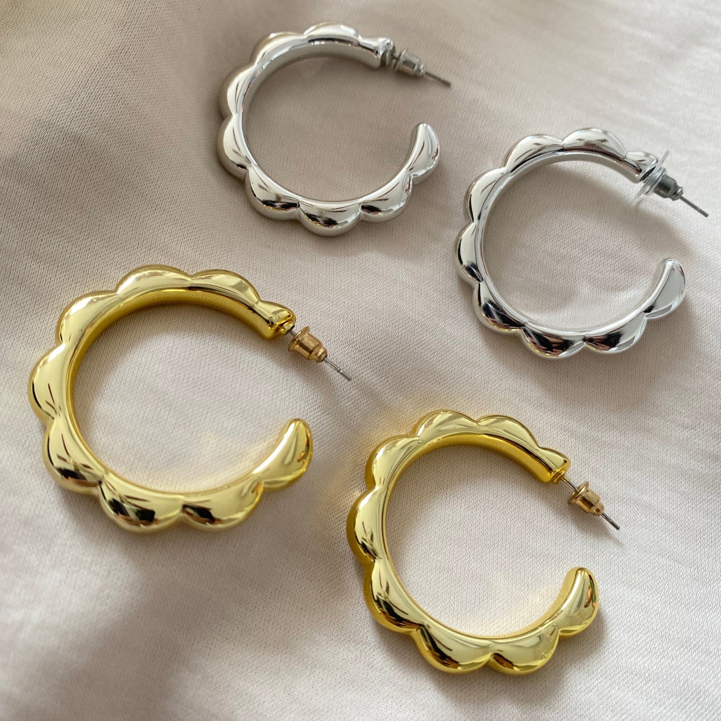 629 Argollas chunky forma de flor doradas y plateadas