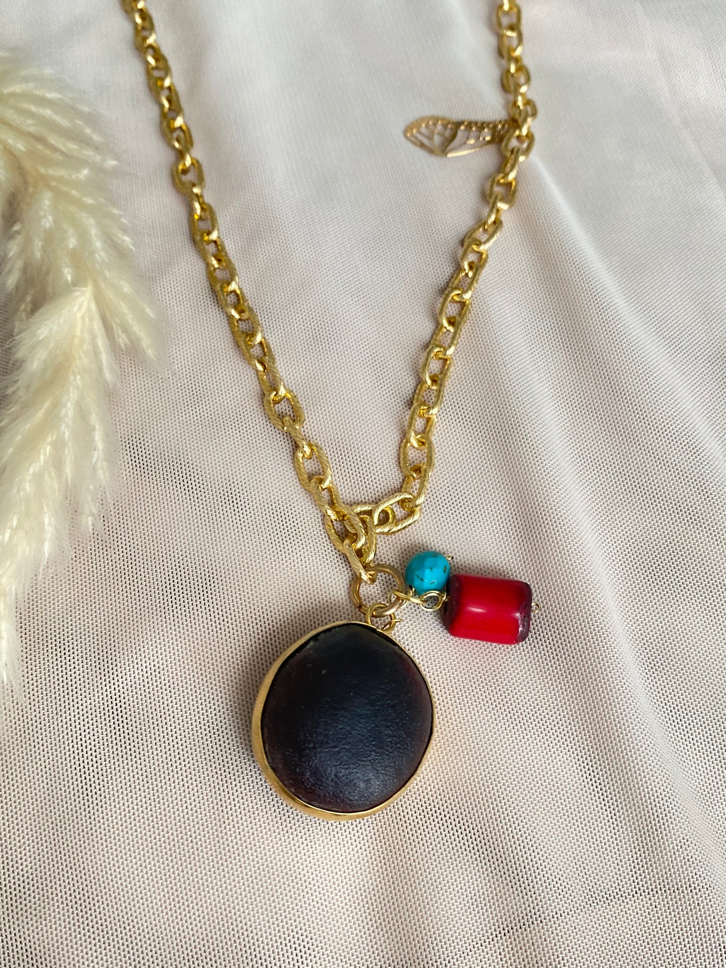 556 Collar largo con dije de piedra negra