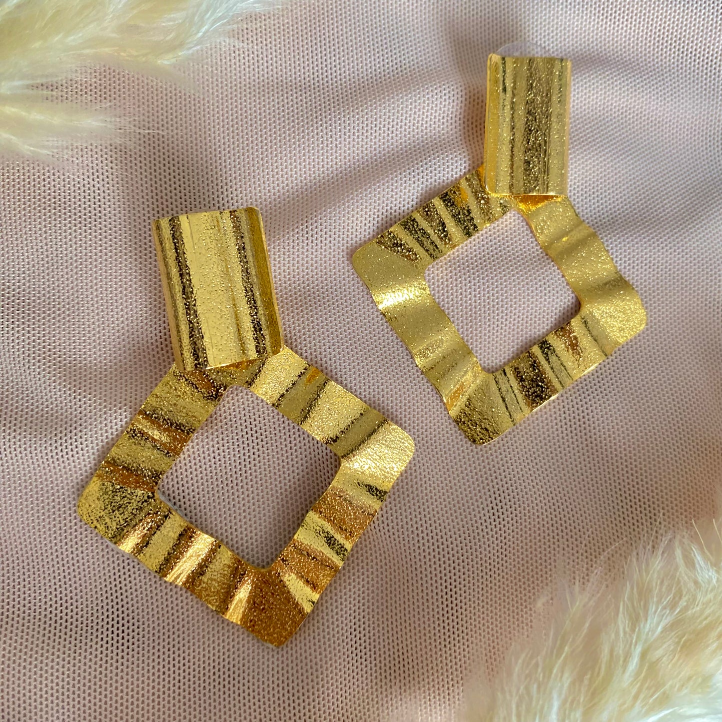 273 Aretes cuadrados troquelado orfebreria