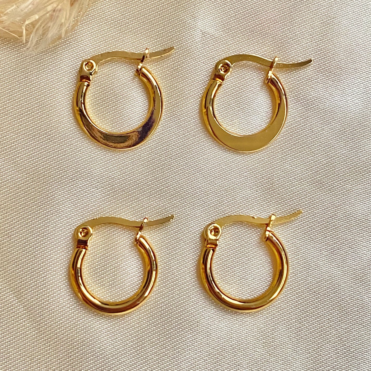 643 Candongas pequeñas lisas doradas