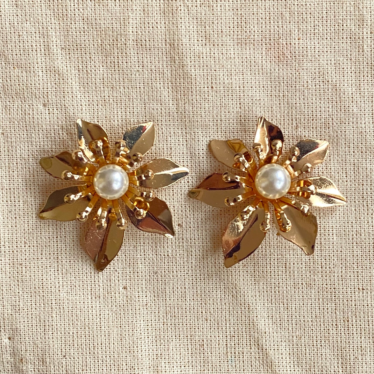 342 Topos de golfilled flor con perla en el centro