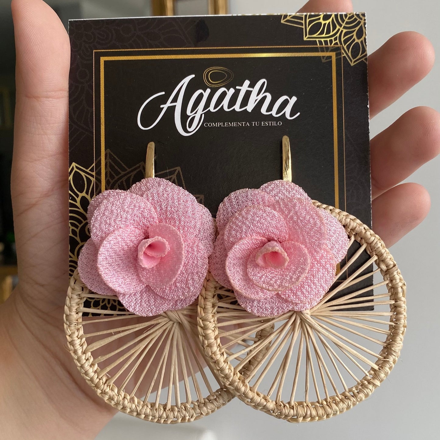 Aretes de Palma de Iraca y Flor Rosa – Hechos a Mano