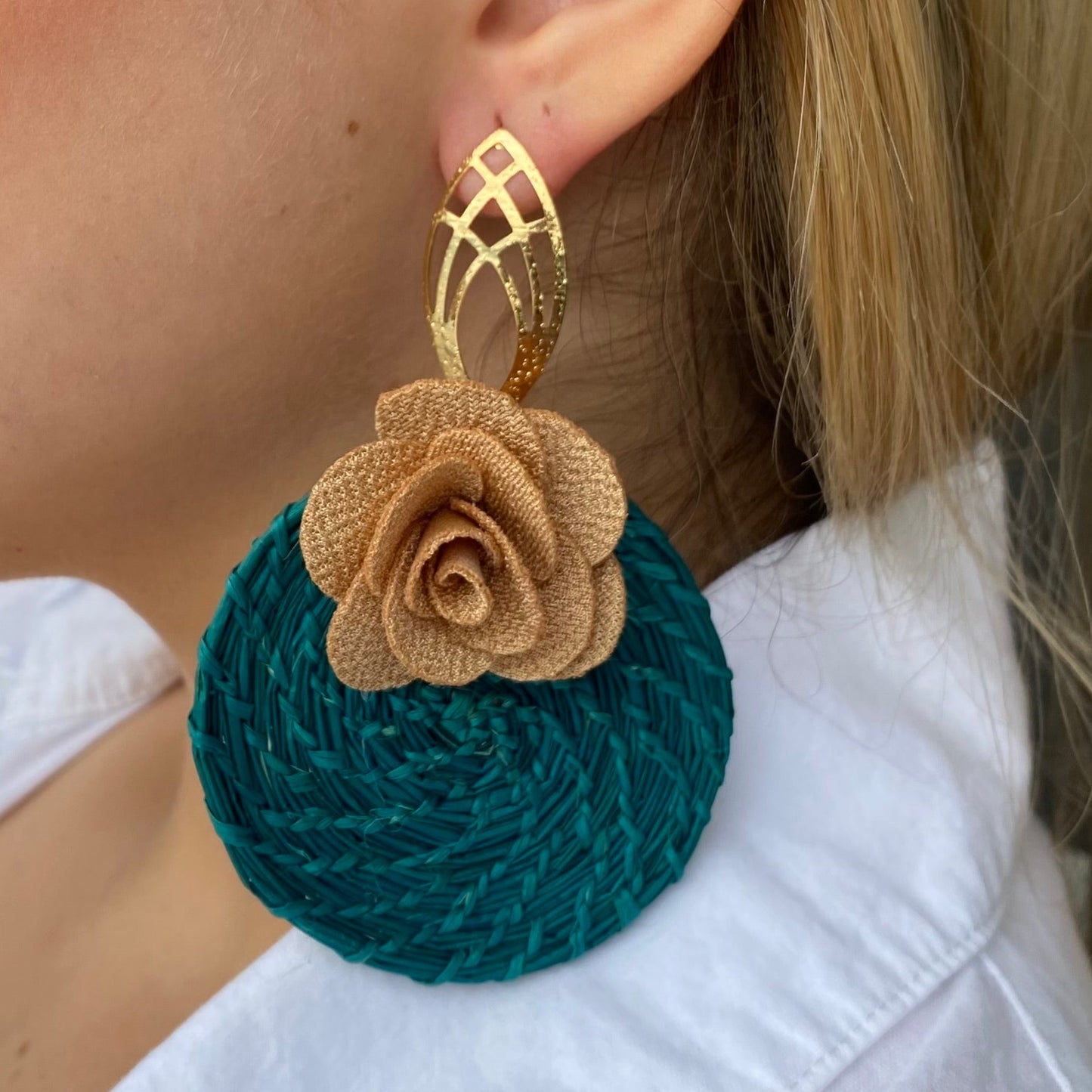 Aretes de Palma de Iraca Turquesa y Flor Beige – Hechos a Mano