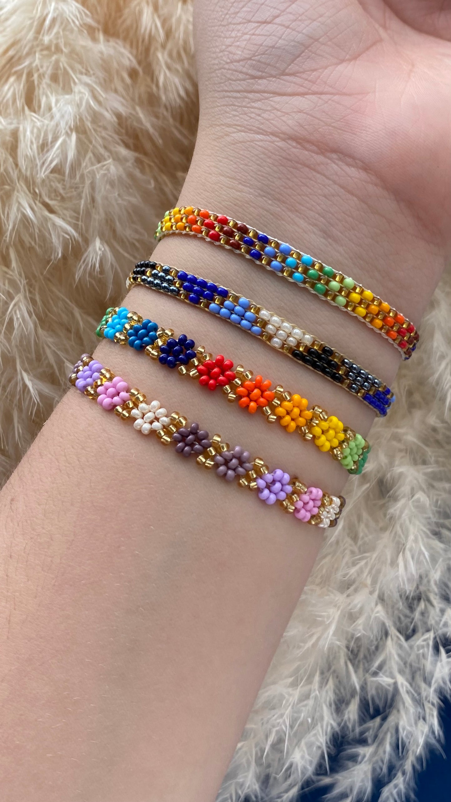 497 Pulseras triangulos tejidos mostacilla