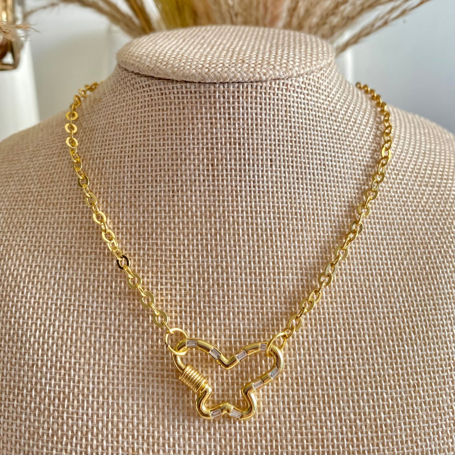 Choker con broche de circones y dije de mariposa
