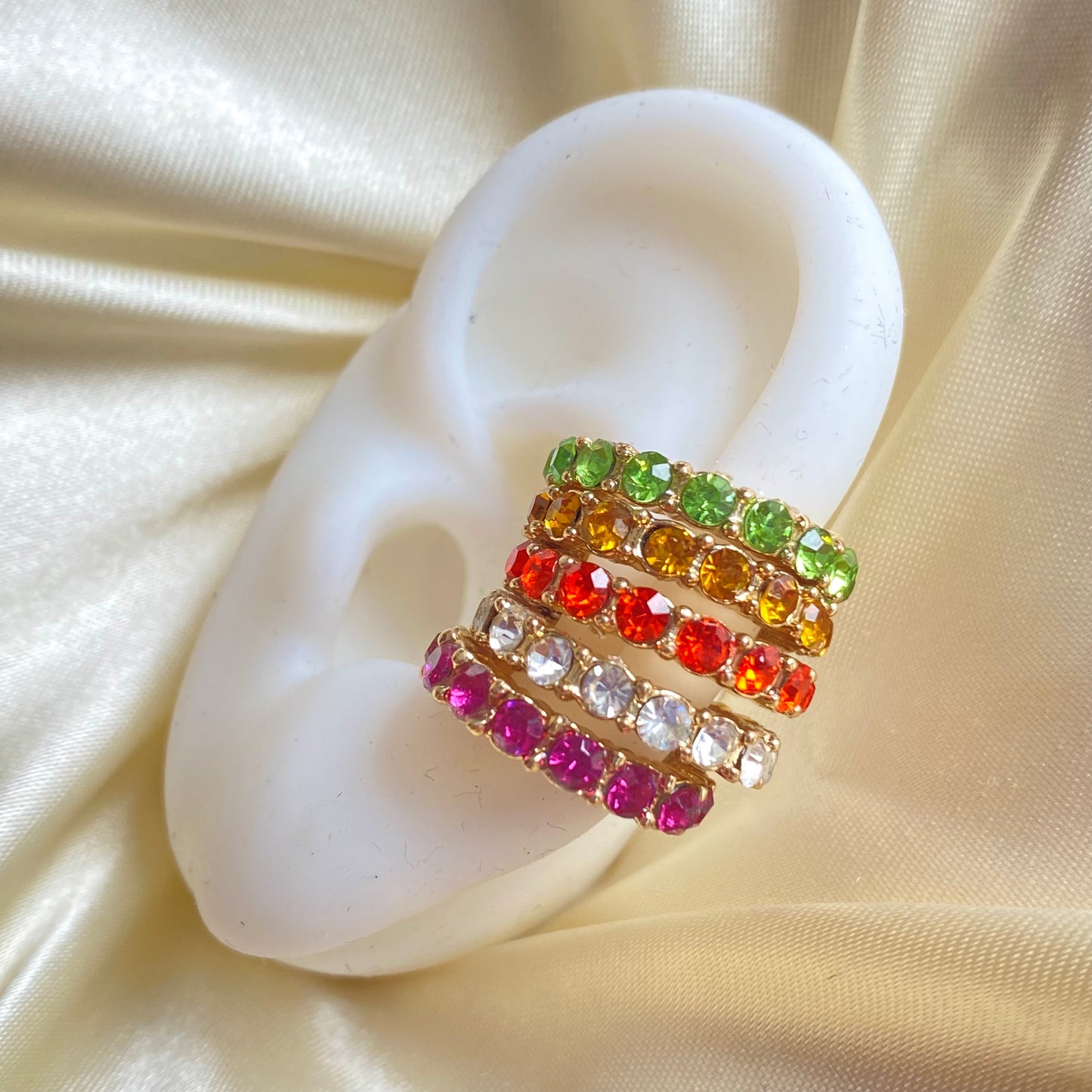 587 Ear cuff con diamantes coloridos alrededor