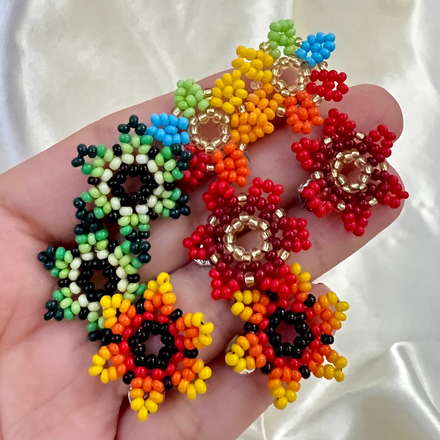 498 Aretes tejidos flores coloridas mostacilla