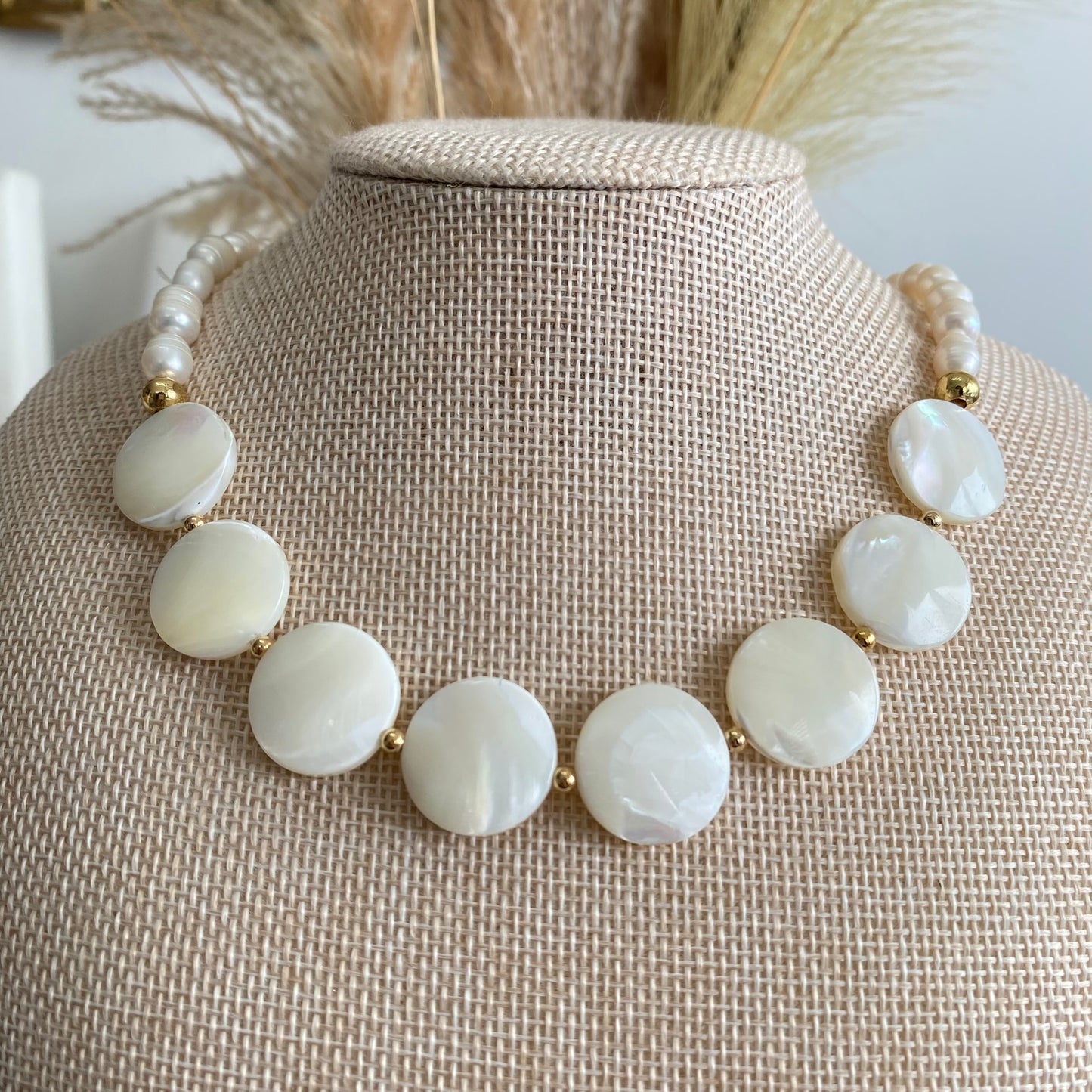 Collar de Perlas Cultivadas con Piedras de Nacár