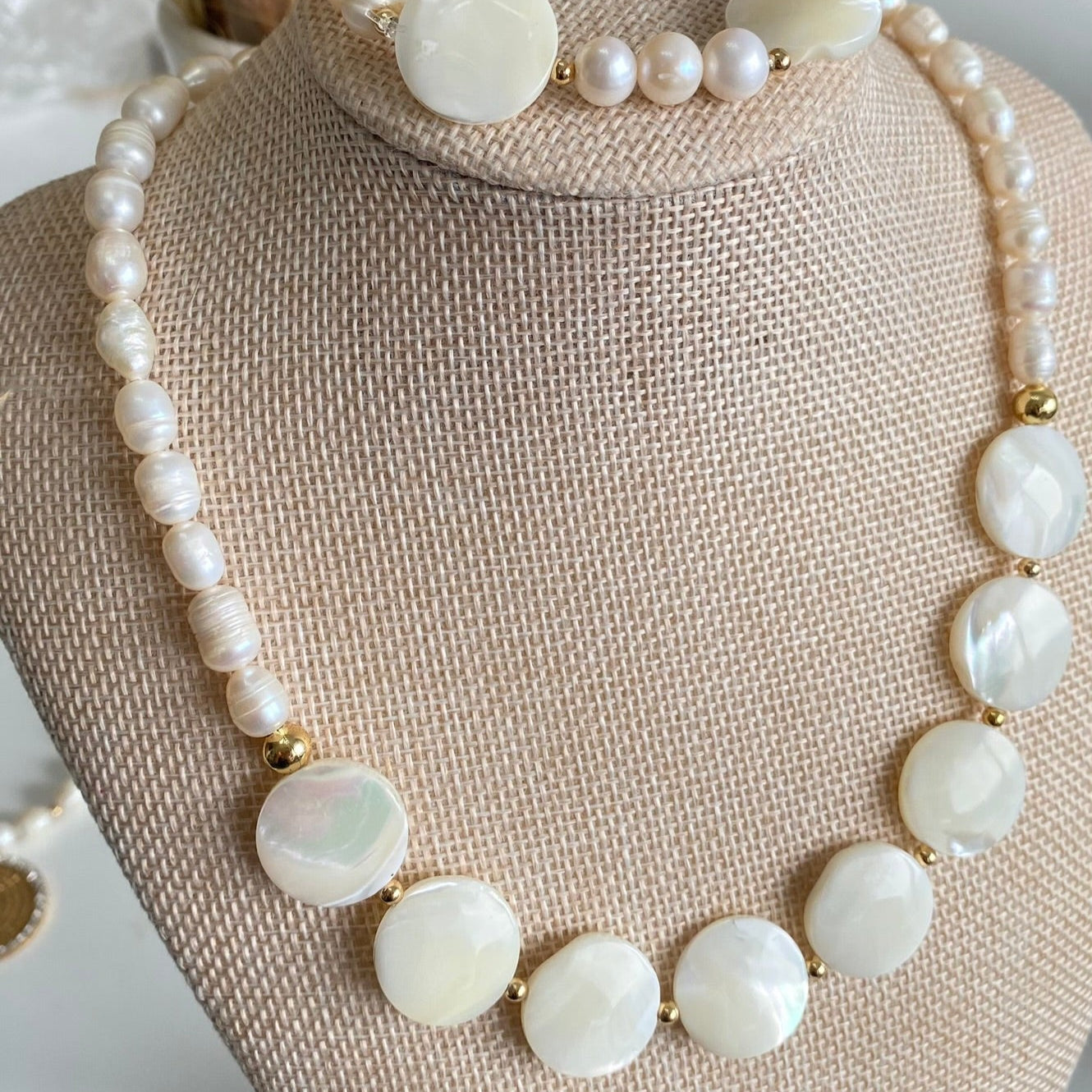 Collar de Perlas Cultivadas con Piedras de Nacár