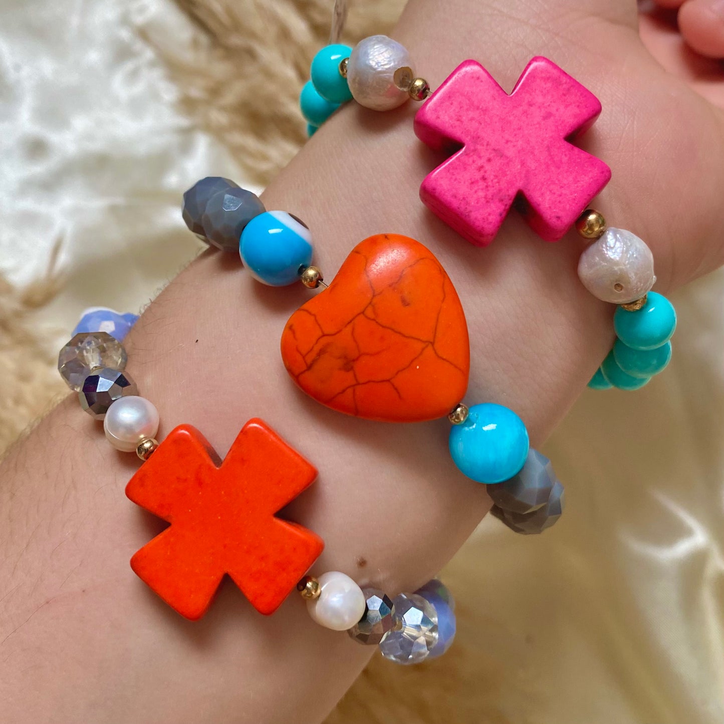 Pulsera piedras varias, cristal checo y dije de madera Cruz y Corazón