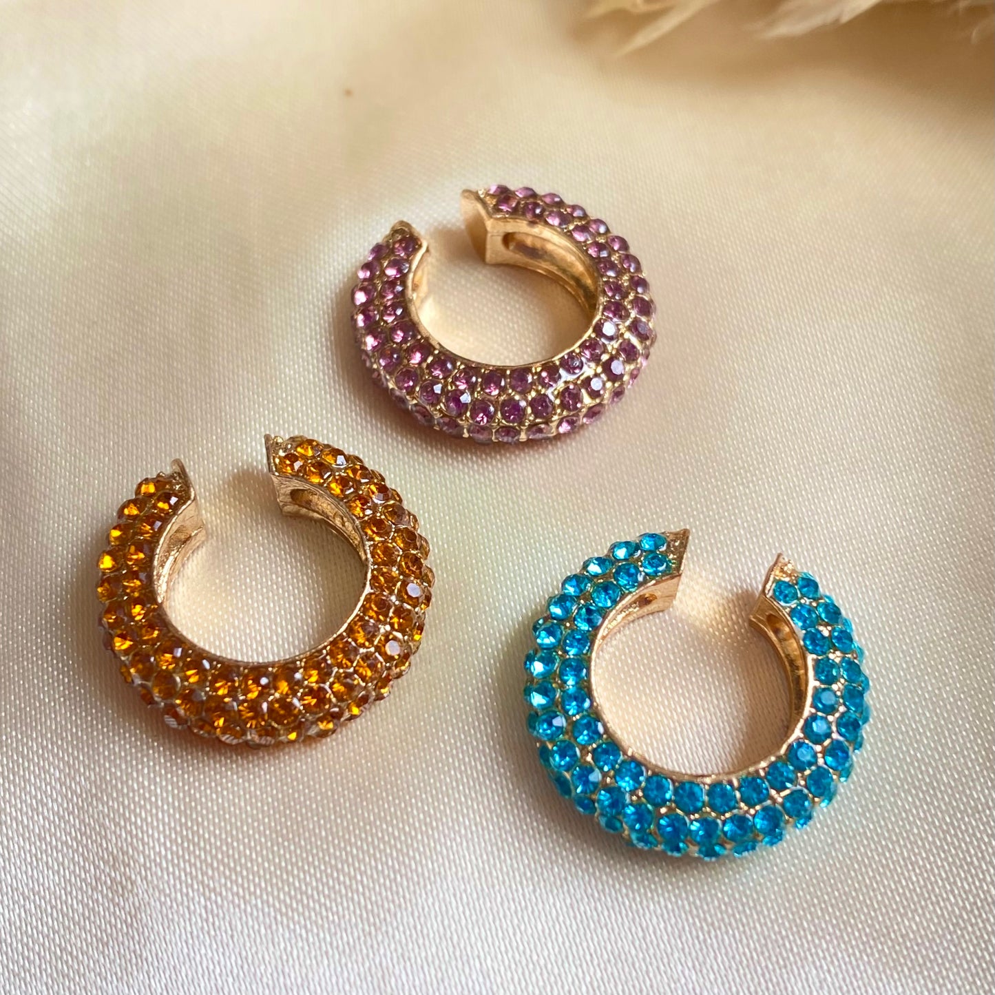 586 Ear cuff con diamantes coloridos incrustados