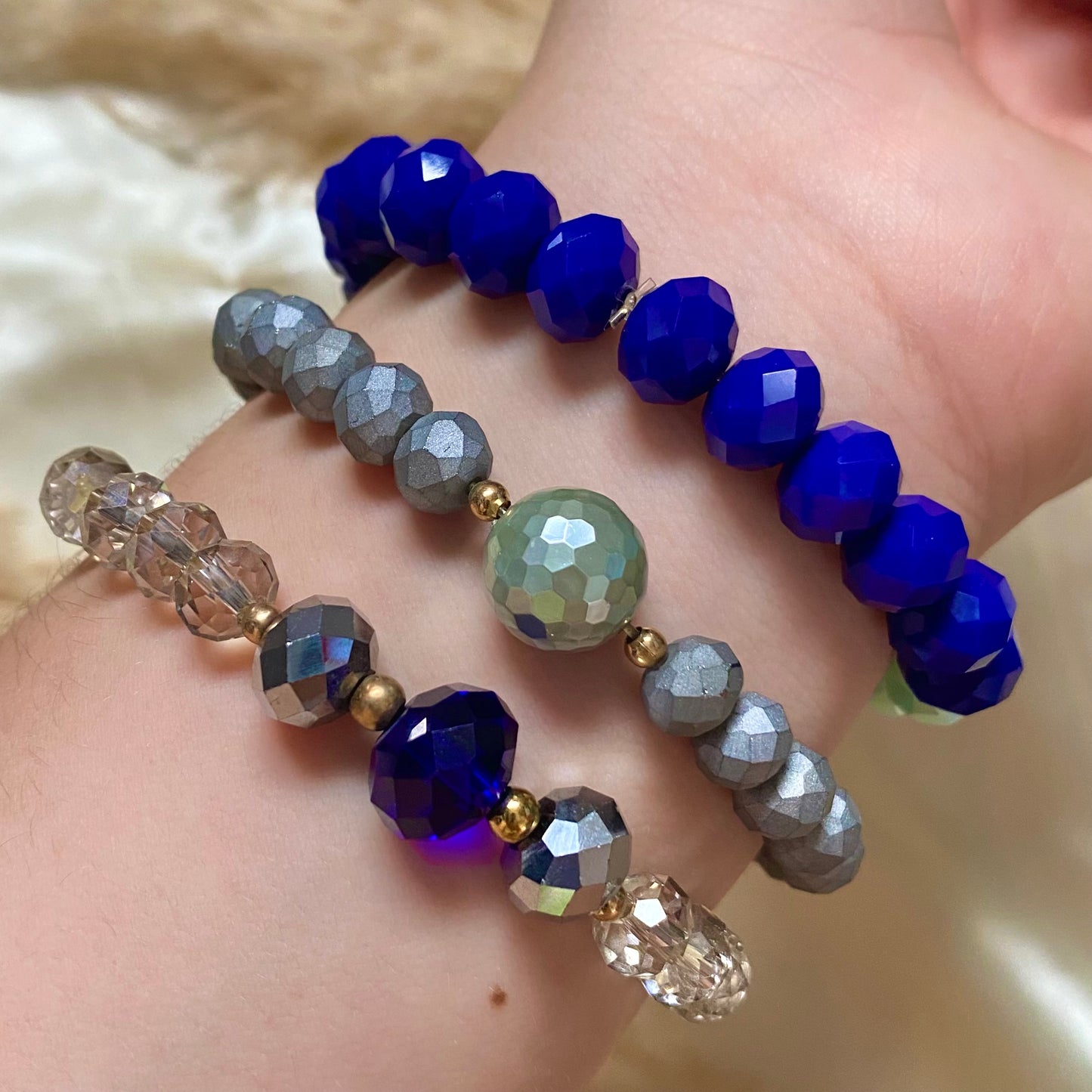 Pulsera cristal morado/gris y balinés dorado