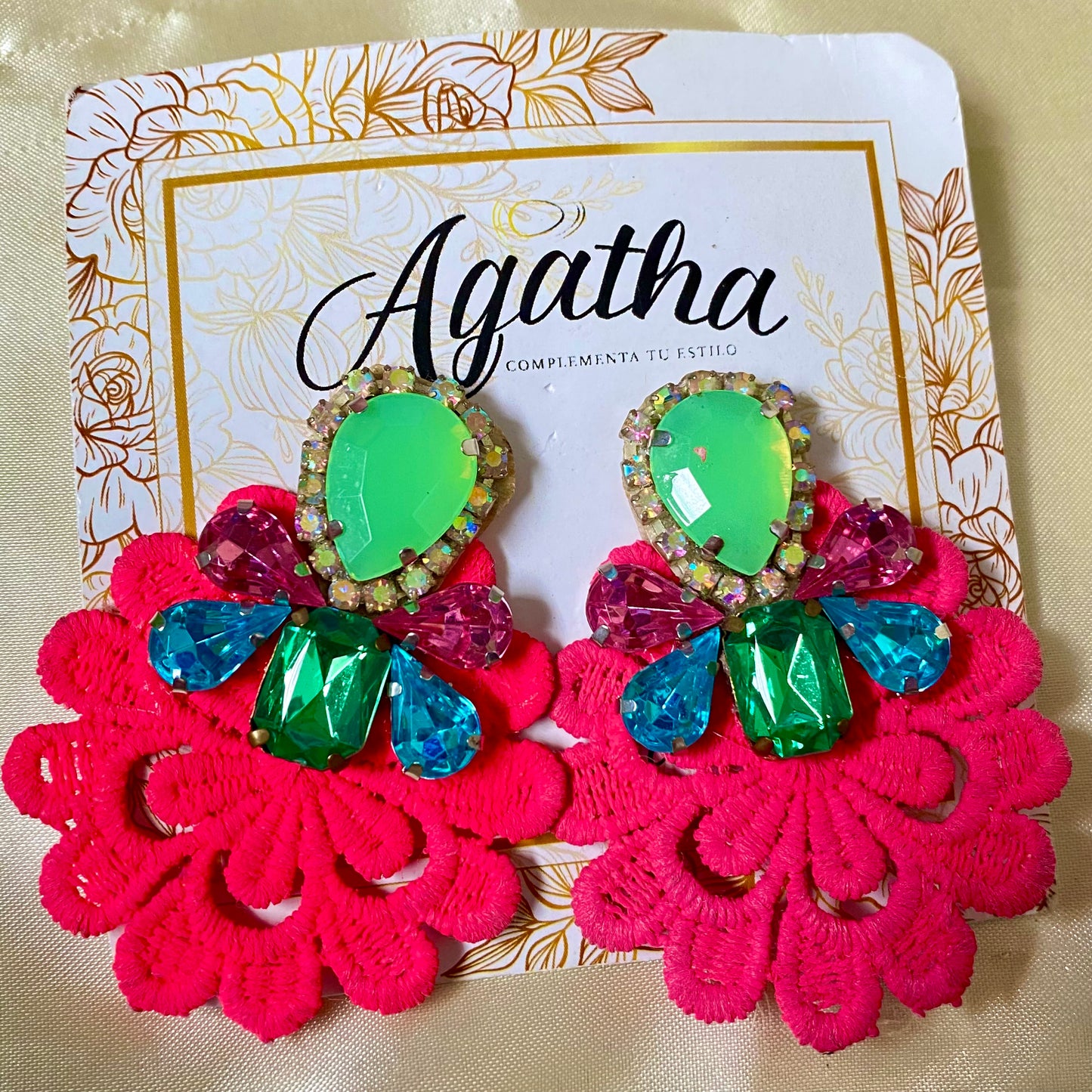 Aretes fucsia tejido y piedras cristales coloridas
