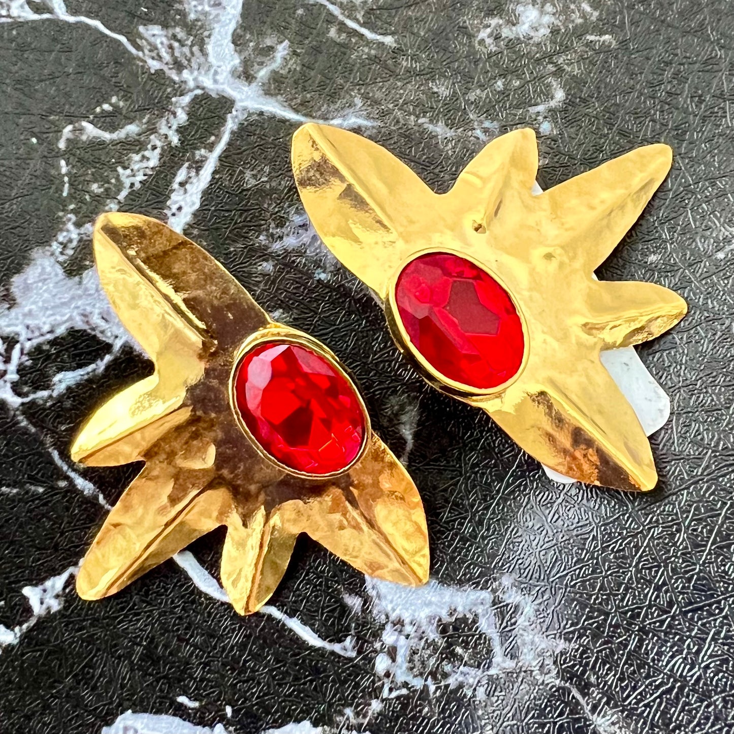 473 Aretes orfebrería media flor con gema roja