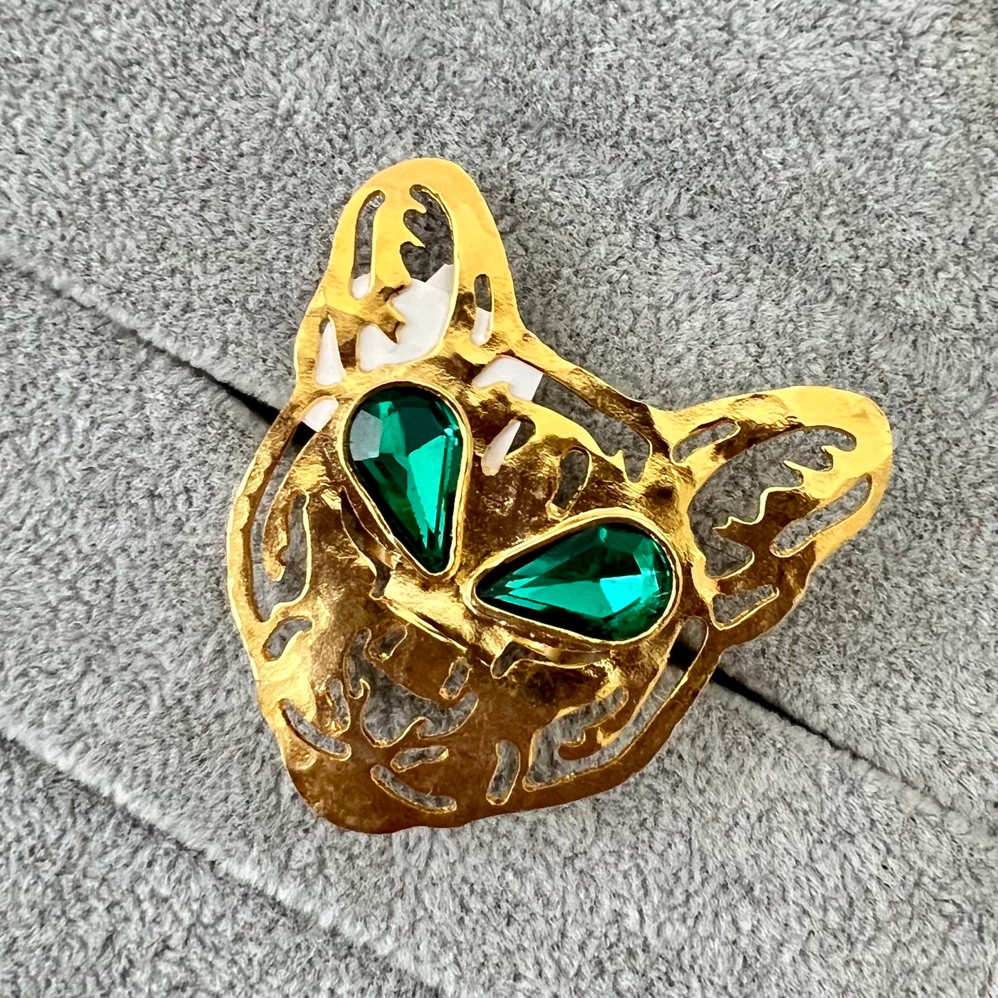 466 Anillo orfebrería de gato con ojos verdes