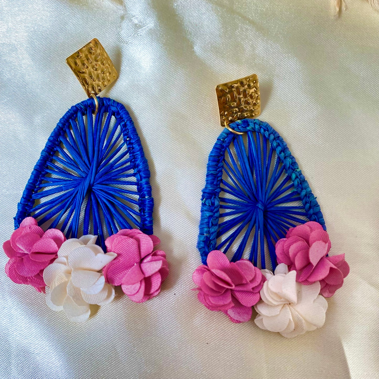 Aretes iraca varias formas flores pequeñas