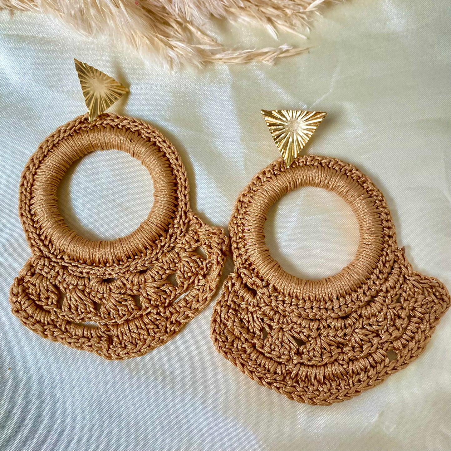 54 Aretes tejido crochette beige
