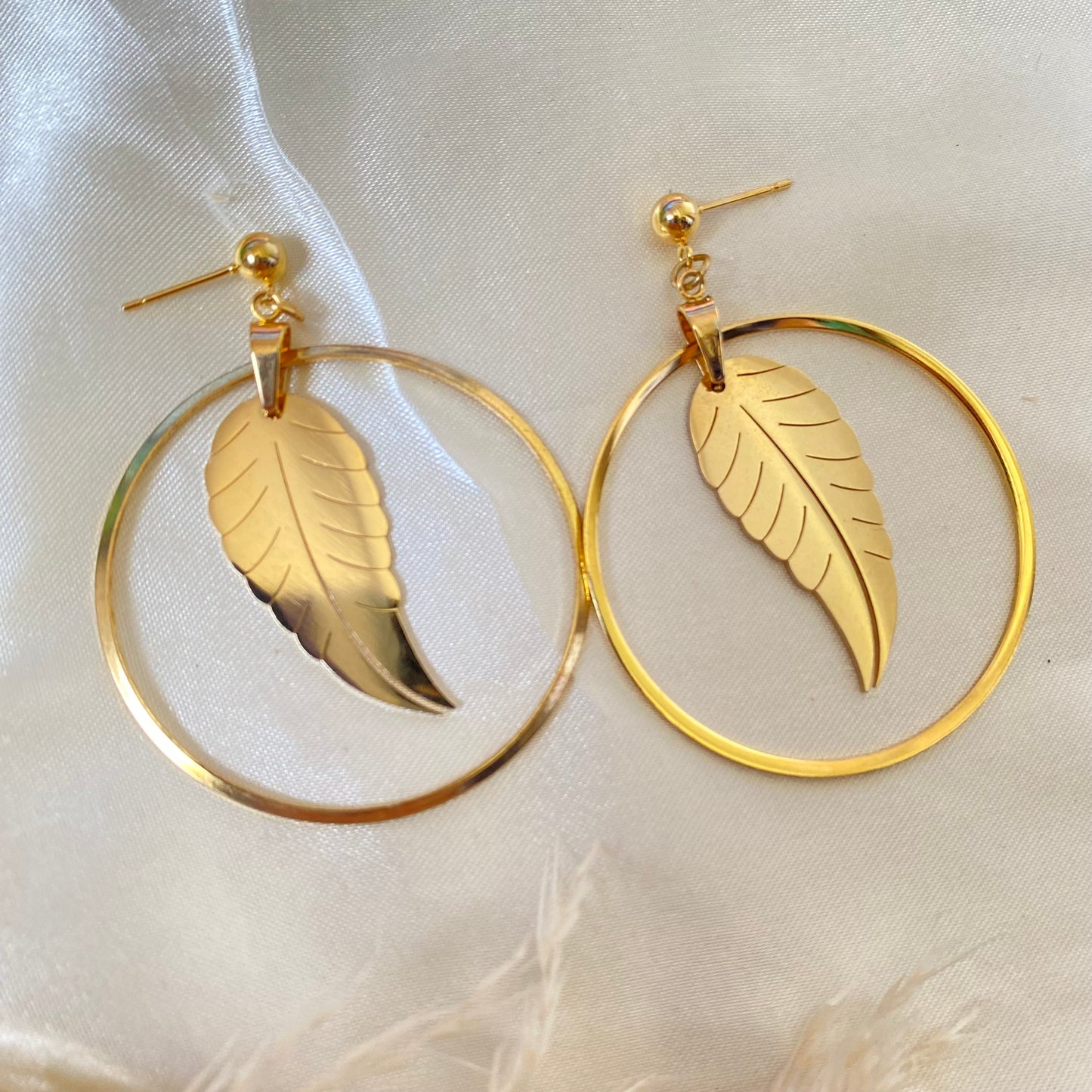 27 Aretes aros y pluma acero