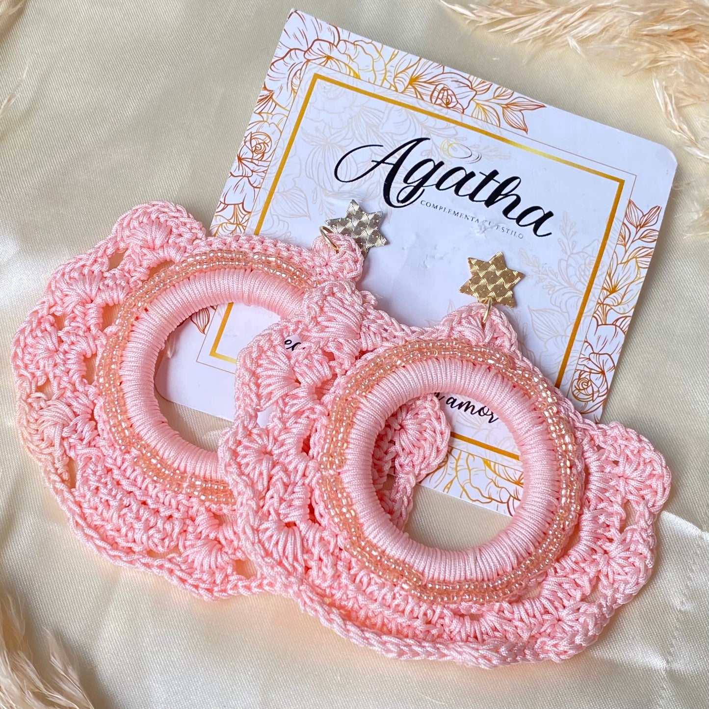 Aretes mustache Anastasia rosa tejido a mano