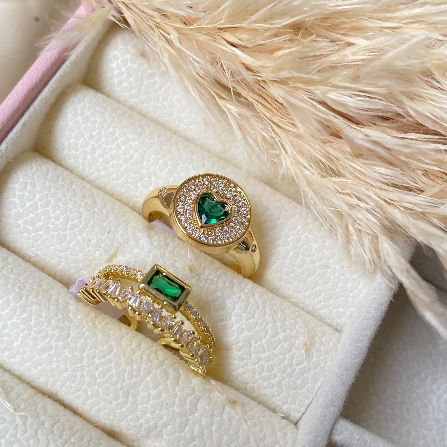 446 Anillos rodio con circones y piedras verdes varios