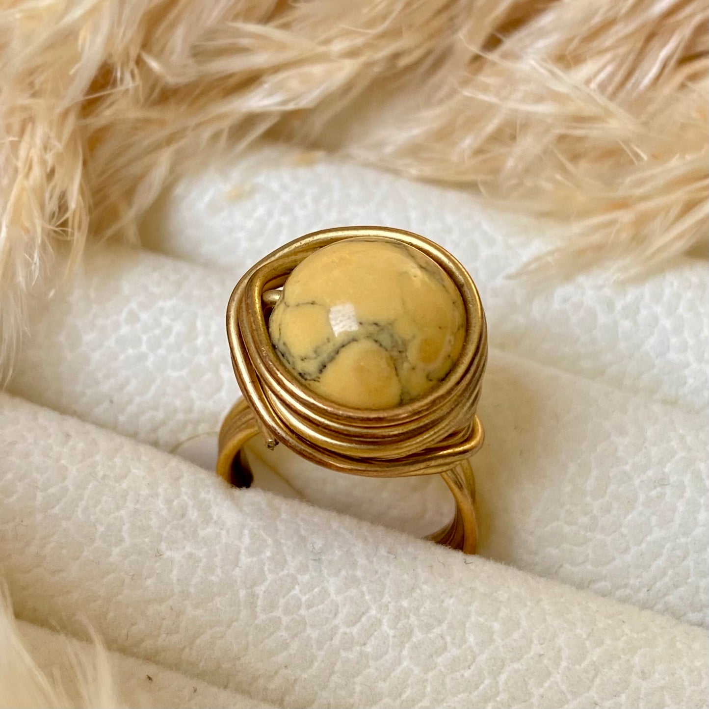 Anillo alambrismo piedra beige