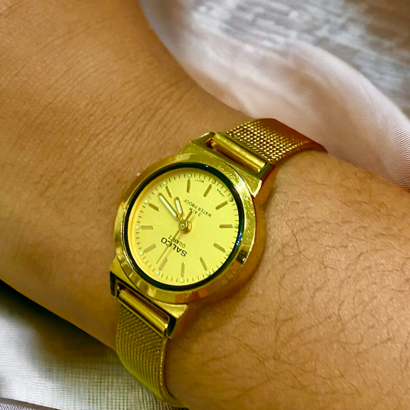 530 Reloj acero dorado pequeño