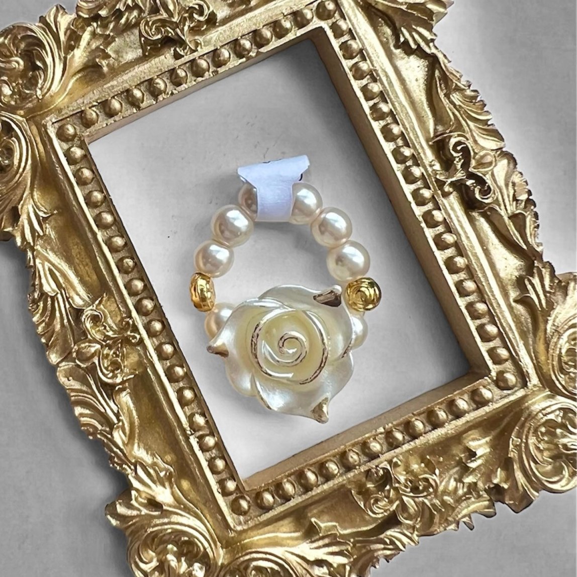 560 Anillo de perlas con flor blanca