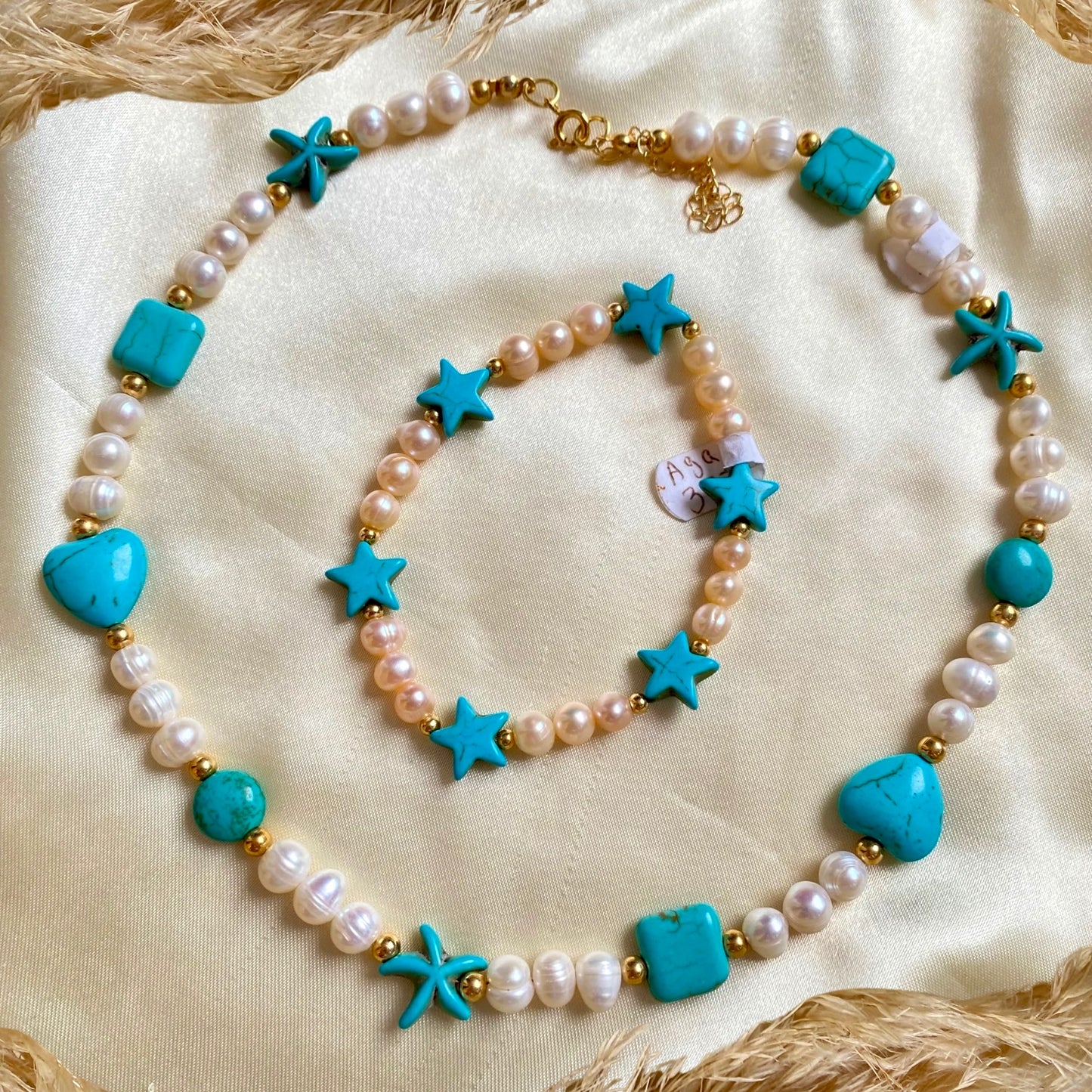 Collar perlas blancas y estrellas de mar azul