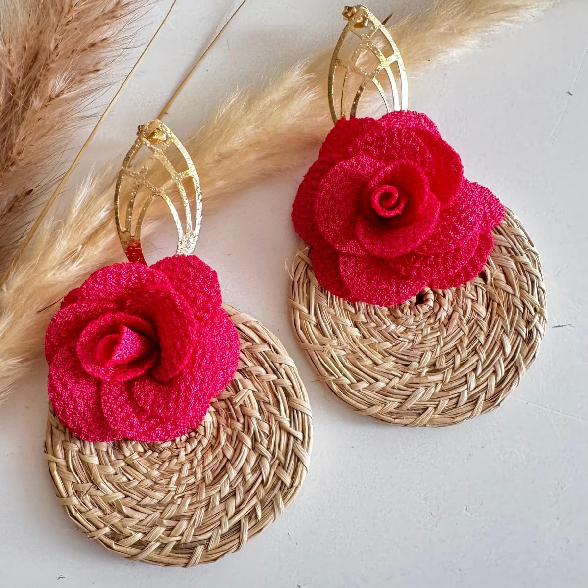 Aretes de Palma de Iraca y Flor Rosa – Hechos a Mano