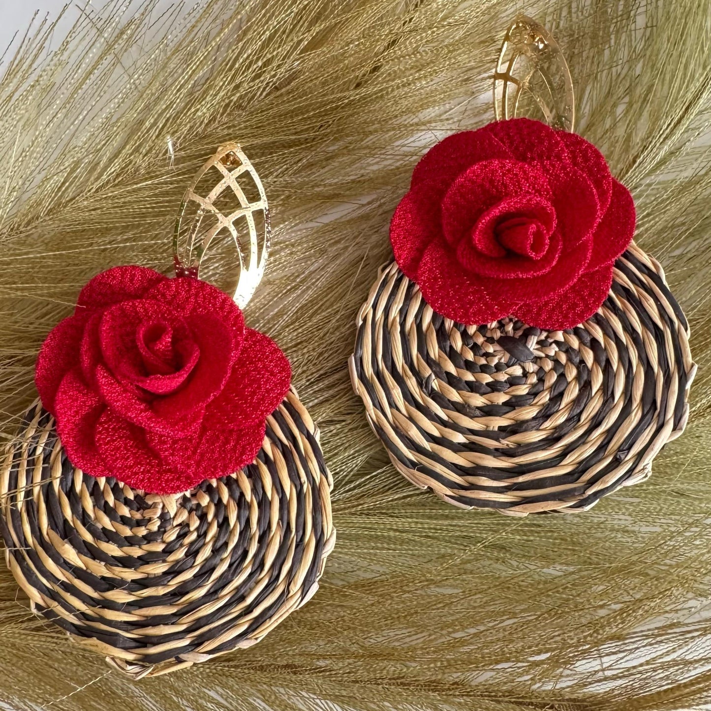 Aretes de Palma de Iraca – Arte y Elegancia Hechos a Mano